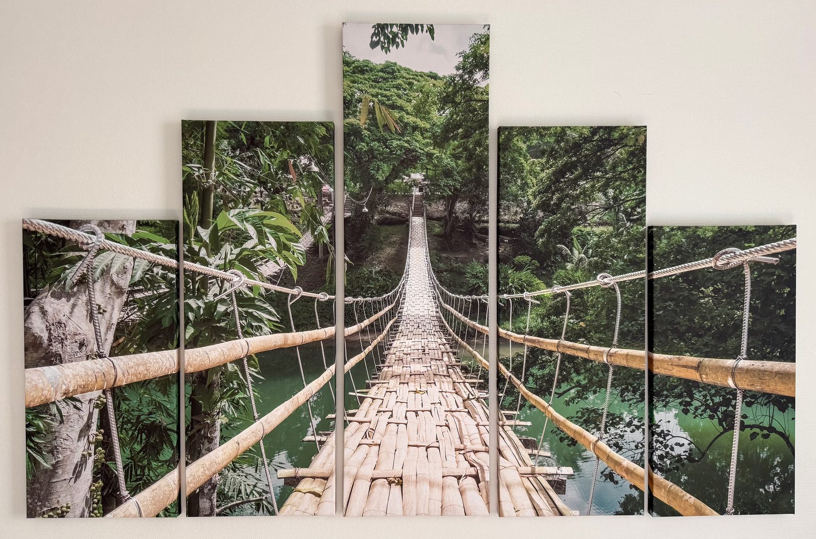 Tableau du cabinet représentant un pont suspendu dans la nature, symbole du chemin thérapeutique